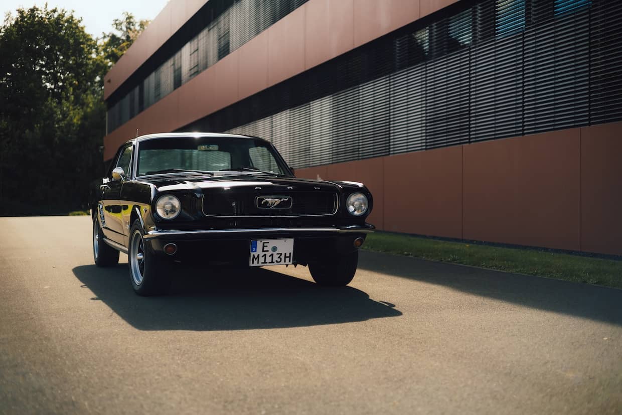 Ford Mustang aus dem Jahre 1966 in Schwarz mieten.